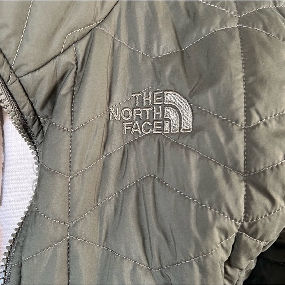 THE NORTH FACE WOMEN’S OLIVE GREEN ZIPPERED PUFFER‎ OUTDOOR LIFESTYLE JACKET - Picture 4 of 16